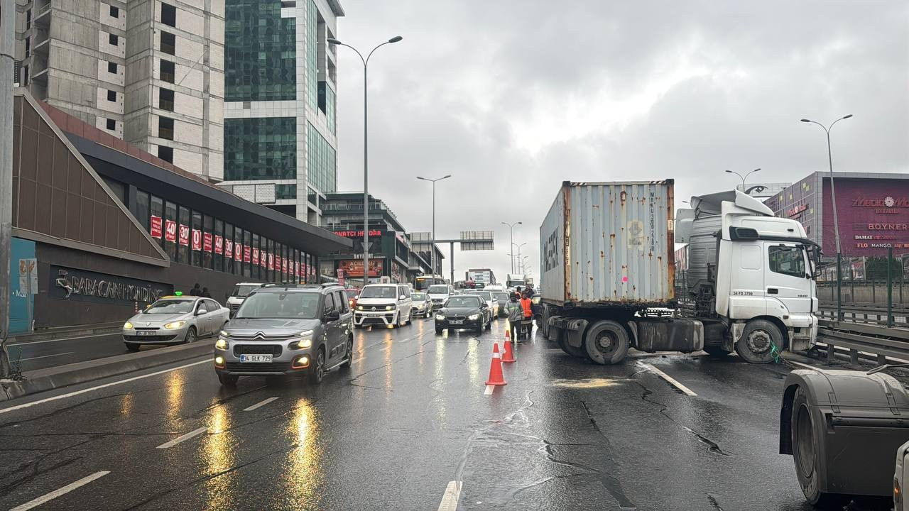 Beylikdüzü’nde makas atan tır trafiği karıştırdı: 1 kişi yaralandı